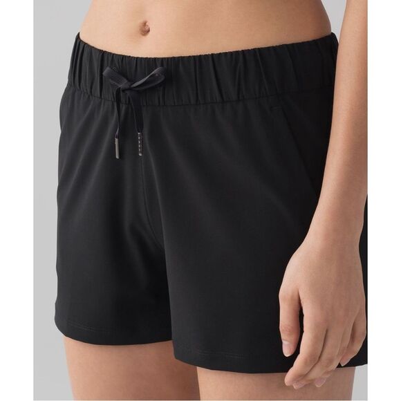 Lululemon Black On The Fly Short *Woven *2.5" Size 8 Athletic Gym Workout W7AFBS - Picture 2 of 16